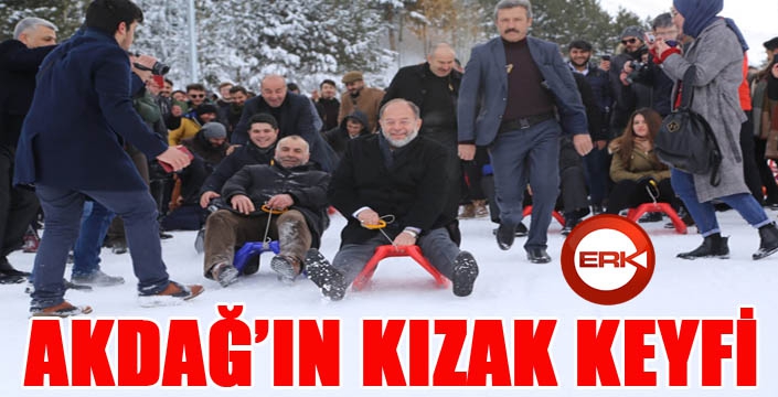 Eski Bakan Akdağ, gençlerle birlikte kızak kaydı