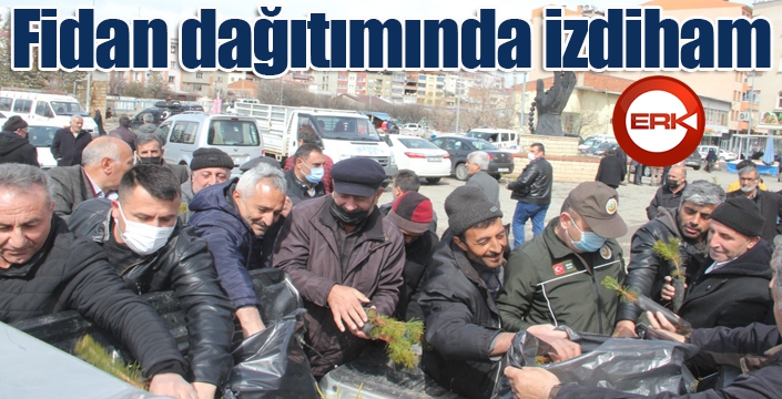 Fidan dağıtımında izdiham yaşandı