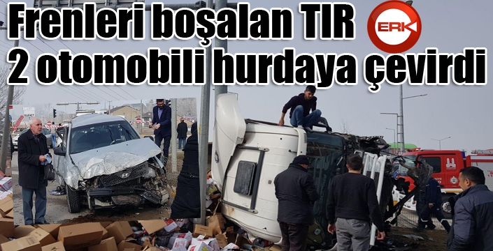 Frenleri boşalan tır 2 otomobili hurdaya çevirdi