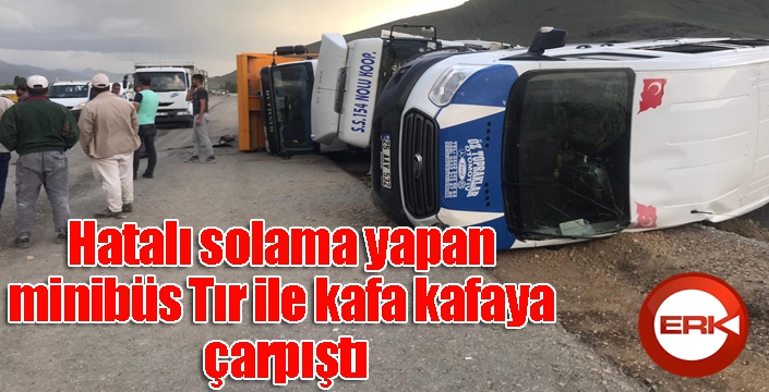 Hatalı solama yapan minibüs Tır ile kafa kafaya çarpıştı