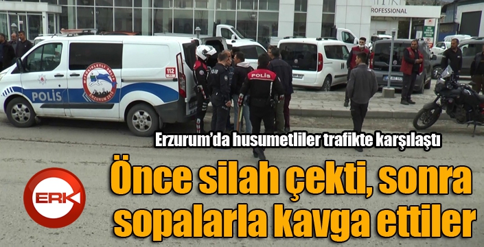 Husumetliler trafikte önce silah çekti, sonra sopalarla kavga etti