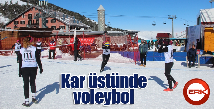 Kar üstünde voleybol nefesleri kesiyor