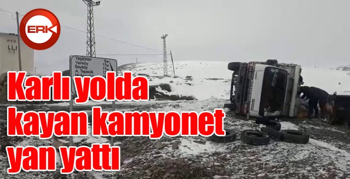 Karlı yolda kayan kamyonet yan yattı