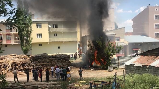 Kereste atölyesinin yanındaki evde çıkan yangın korkuttu