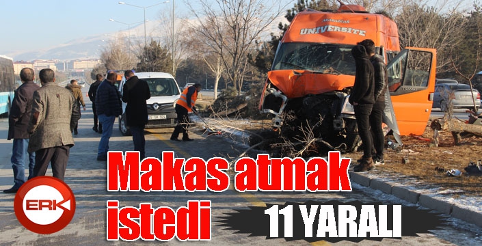 Makas atmak isteyen otomobilin çarptığı minibüs kaza yaptı: 11 yaralı