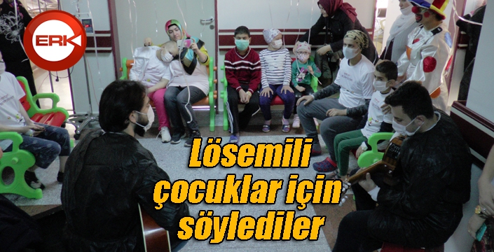 Maskelerini takıp lösemili çocuklara şarkı söylediler