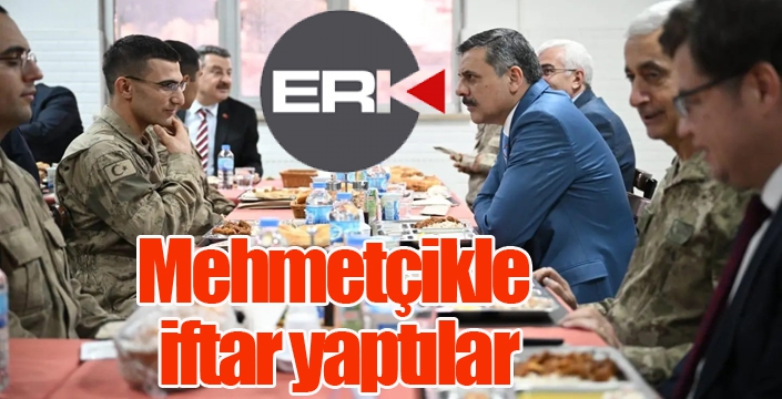 Mehmetçikle iftar yaptılar