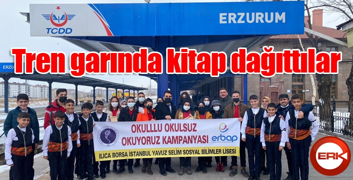 ‘Okullu Okulsuz Okuyoruz’ projesi kapsamında tren garında kitap dağıttılar