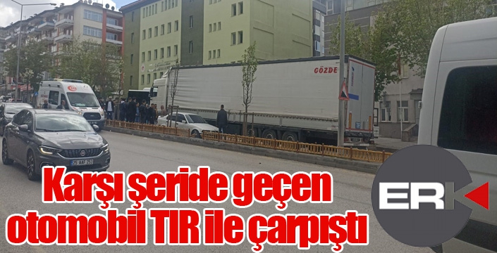 Otomobil karşı şeride geçerek tır ile çarpıştı