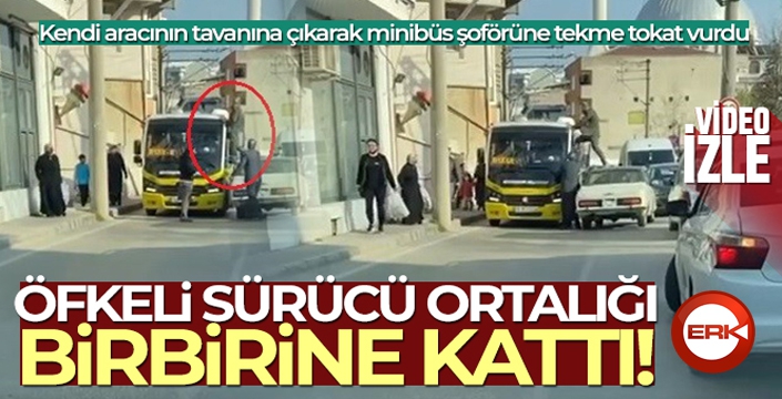 Otomobilin üzerine çıktı, minibüs sürücüsüne böyle tekme attı