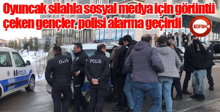 Oyuncak silahla sosyal medya için görüntü çeken gençler, polisi alarma geçirdi