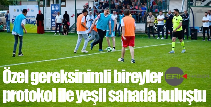 Özel gereksinimli bireyler protokol ile yeşil sahada buluştu