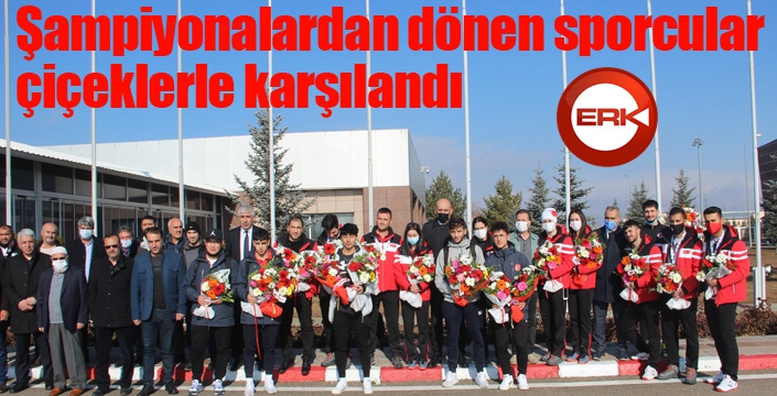 Şampiyonadan dönen sporcular çiçeklerle karşılandı...