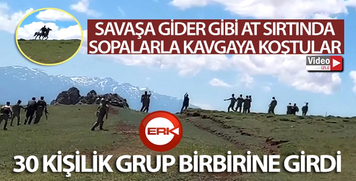 Savaşa gider gibi at sırtında sopalarla kavgaya koştular