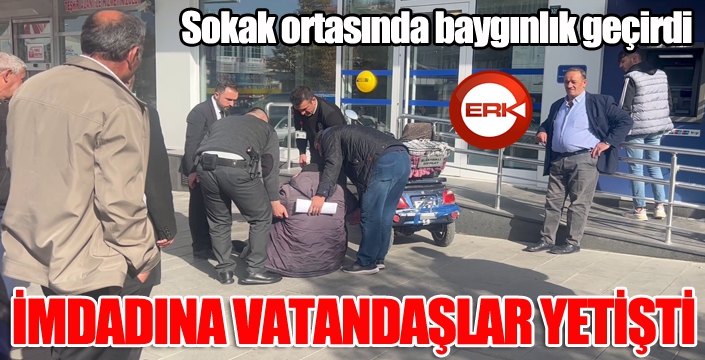 Sokak ortasında nöbet geçiren yaşlı adamın yardımına vatandaşlar koştu