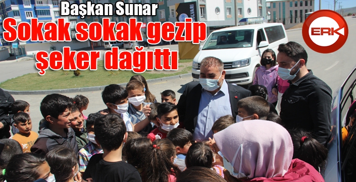 Sokak sokak gezip şeker dağıttılar