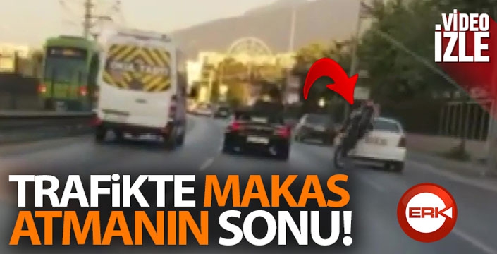 Trafikte makas atan motosiklet sürücüsü otomobile böyle çarptı