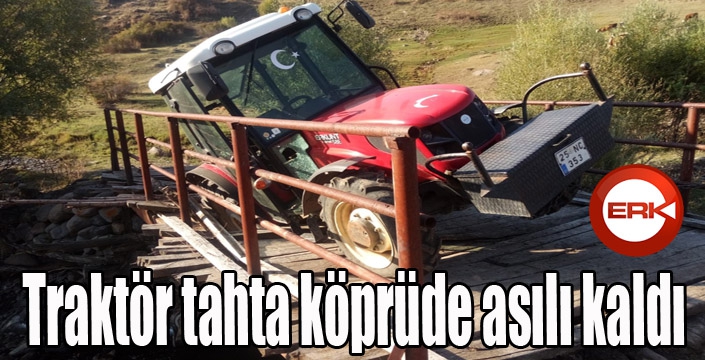 Traktör tahta köprüde asılı kaldı