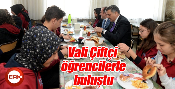 Vali Çiftçi öğrencilerle sabah kahvaltısında buluştu