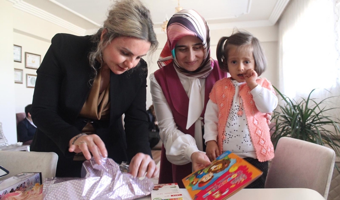 Vali Memiş’in eşi Sibel İnci Memiş, şehit ailelerini yalnız bırakmıyor