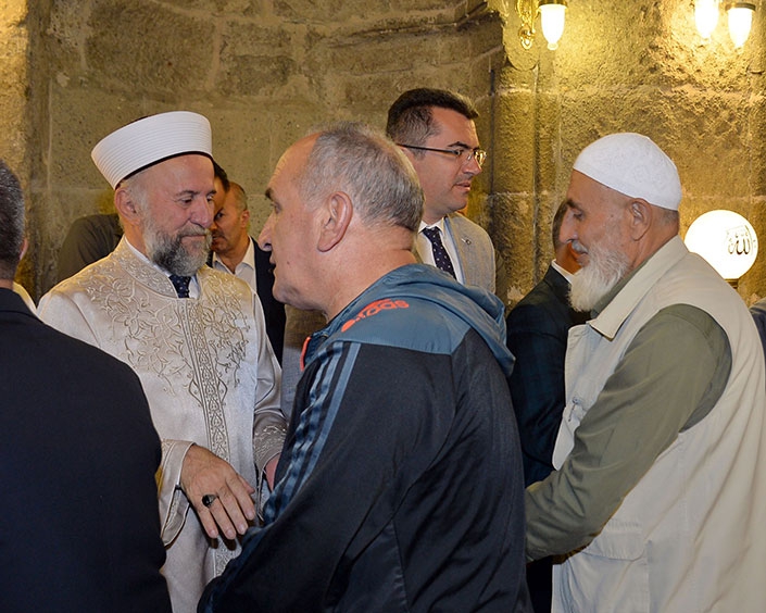  Vali Okay Memiş, Bayram Namazı sonrası vatandaşla bayramlaştı  