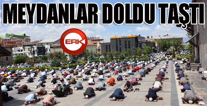 Yakutiye Kent Meydanı’nda Cuma namazı yoğunluğu