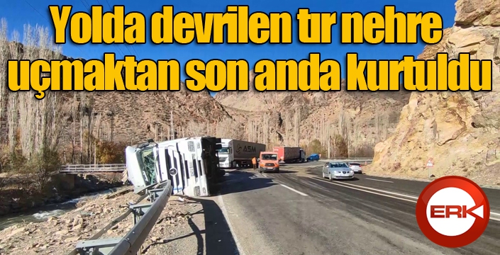 Yolda devrilen tır nehre uçmaktan son anda kurtuldu