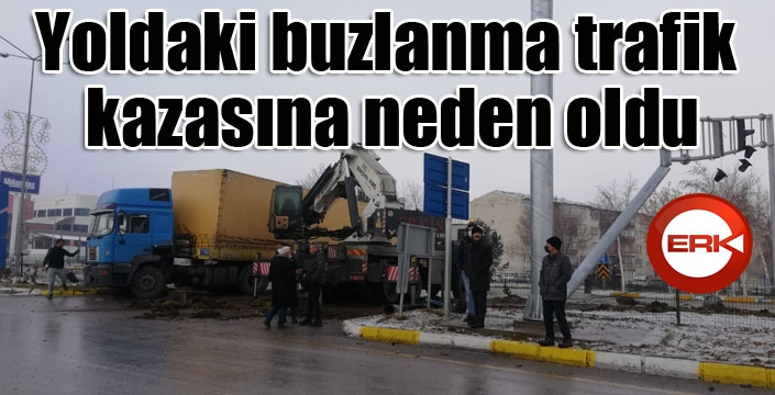 Yoldaki buzlanma trafik kazasına neden oldu