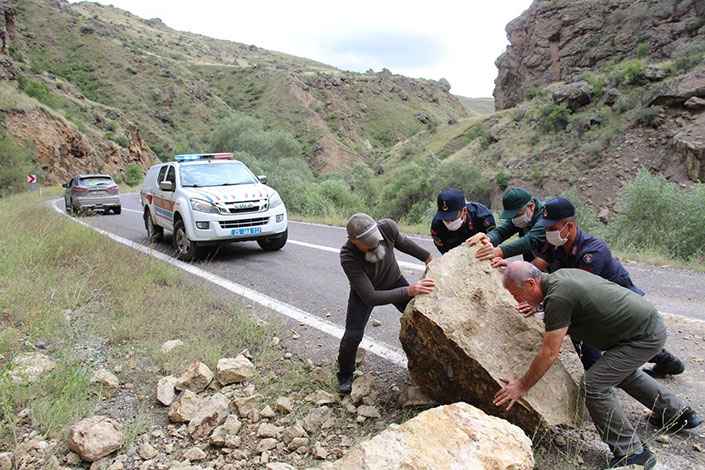  Yolu kapatan dev kayalar vatandaşlar ve jandarma tarafından temizlendi